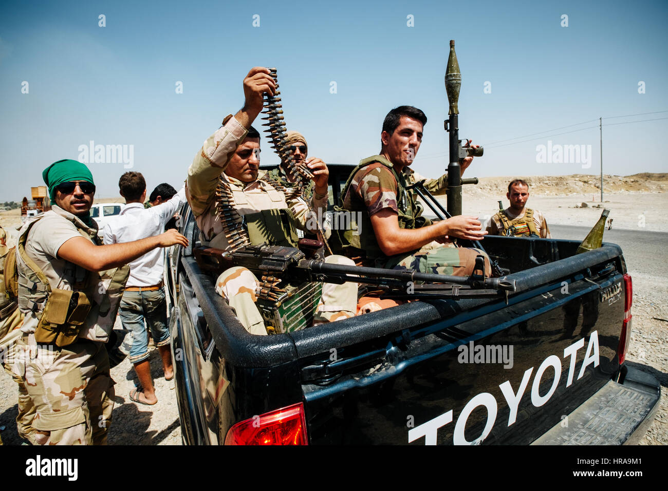 Peshmerga fighters vicino la frontline a ponte mandan kurdistan, iraq Foto Stock