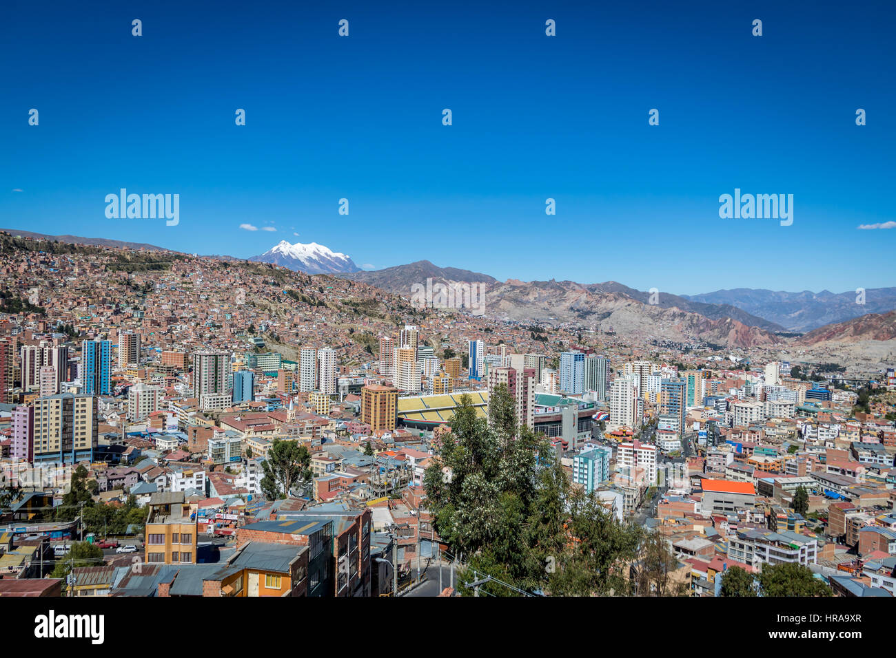 Vista panoramica di La Paz con Illimani Montagna - La Paz in Bolivia Foto Stock