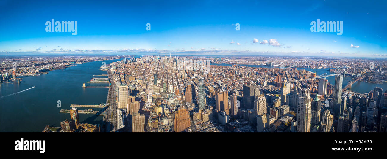 Panoramica vista aerea della skyline di tutta Manhattan con Hudson ed East River - New York, Stati Uniti d'America Foto Stock