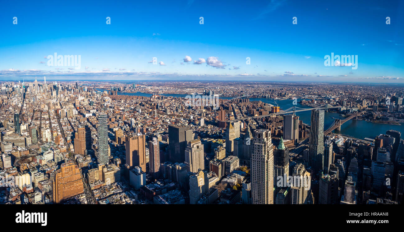 Skyline vista aerea di Manhattan con grattacieli, East River, Ponte di Brooklyn e Manhattan Bridge - New York, Stati Uniti d'America Foto Stock