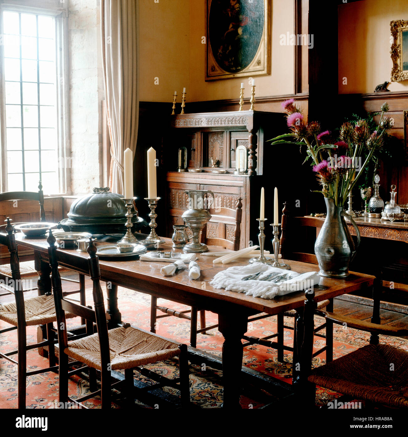 Una sala da pranzo con candelieri. Foto Stock
