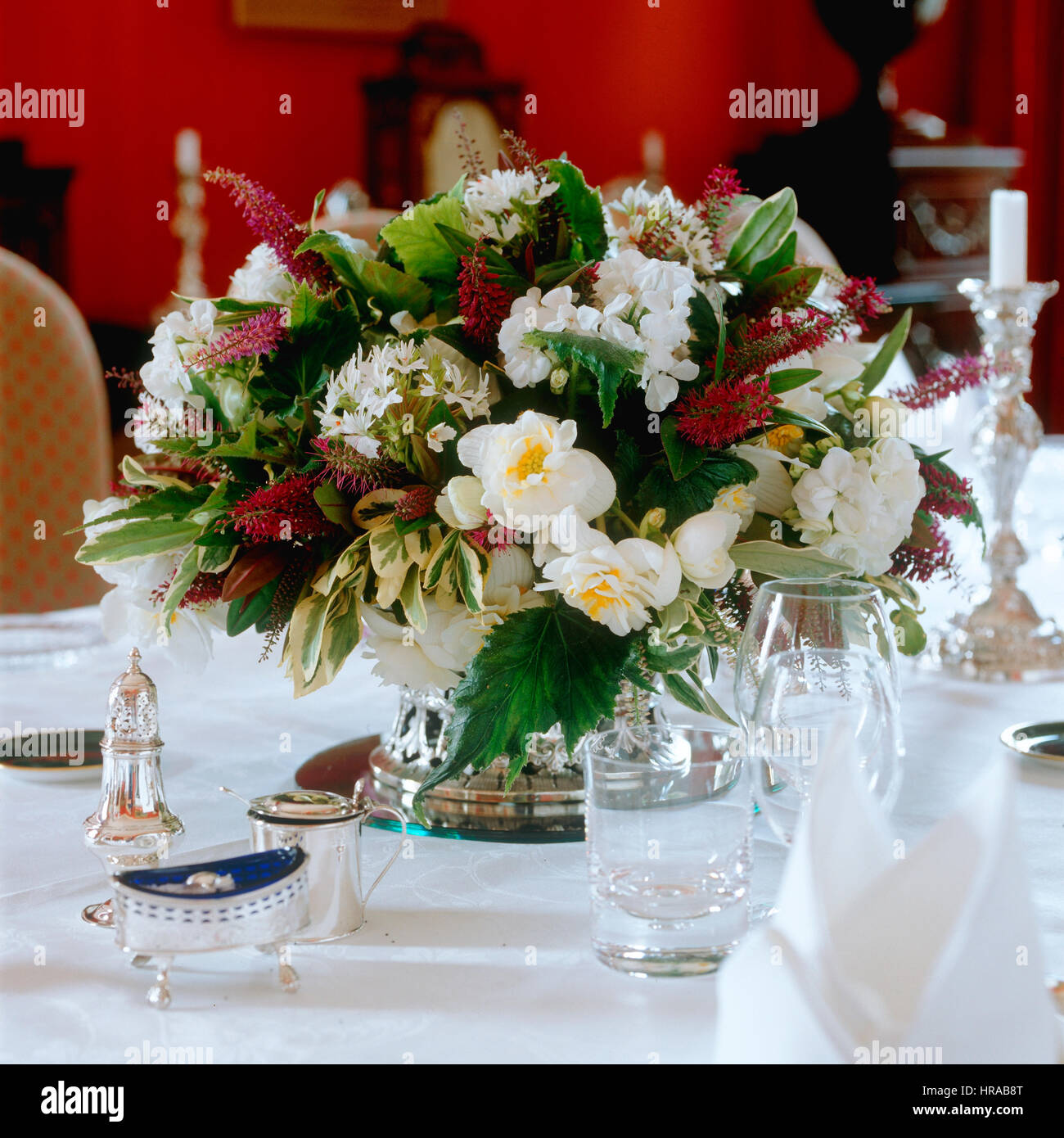 Una tabella con un vaso di fiori. Foto Stock