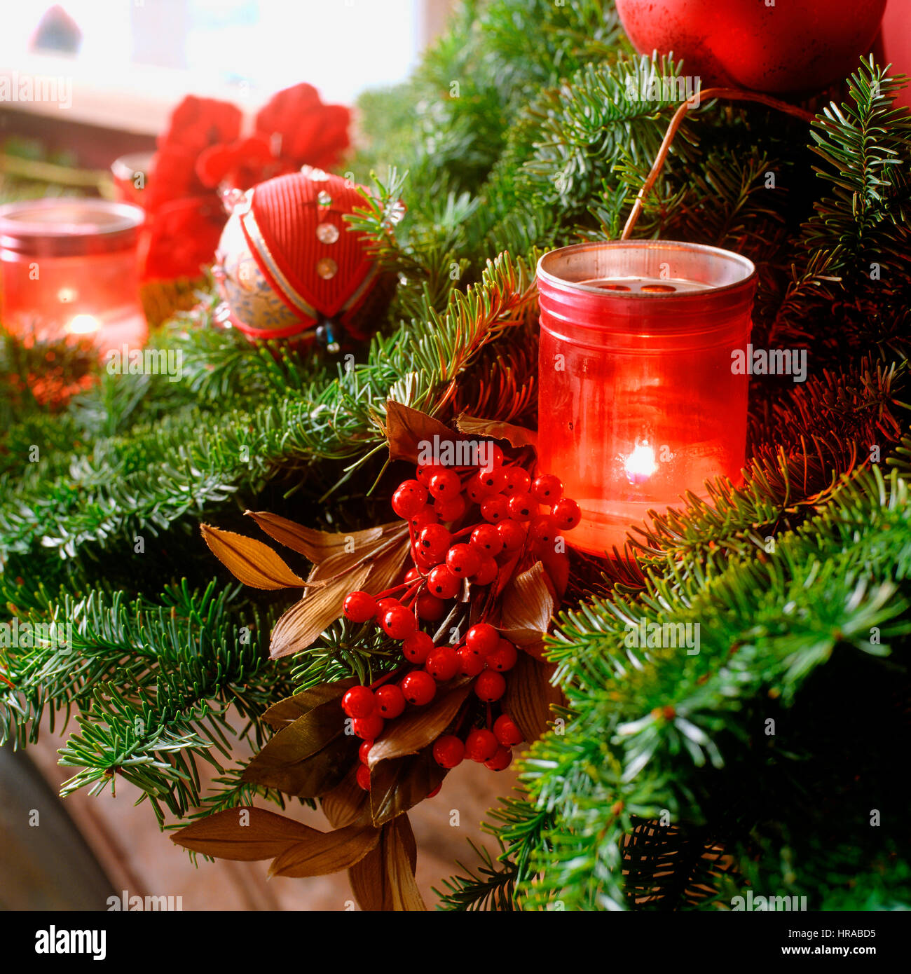 Le candele e le decorazioni di Natale. Foto Stock