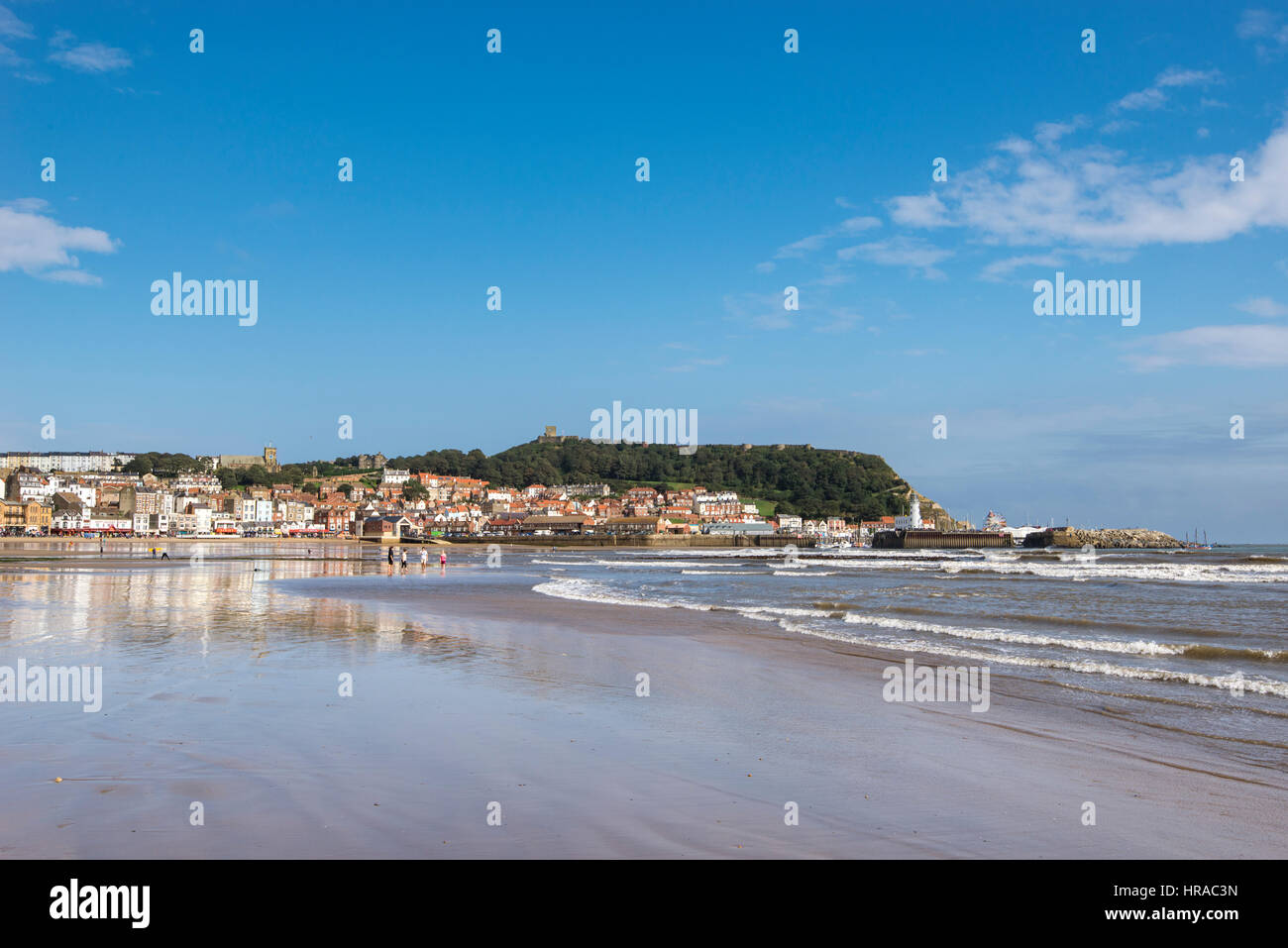 Una bella giornata di sole sulla spiaggia a Scarborough una popolare località balneare sulla costa nord est dell'Inghilterra. Foto Stock