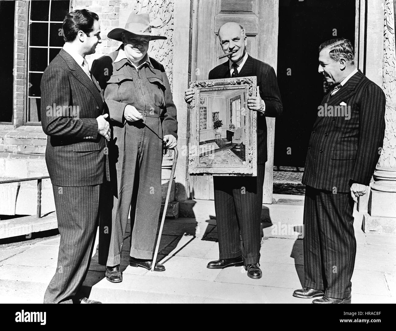 Churchill at Chartwell con gli uomini dal Brasile e il suo dipinto 'a Westerham'. Foto Stock