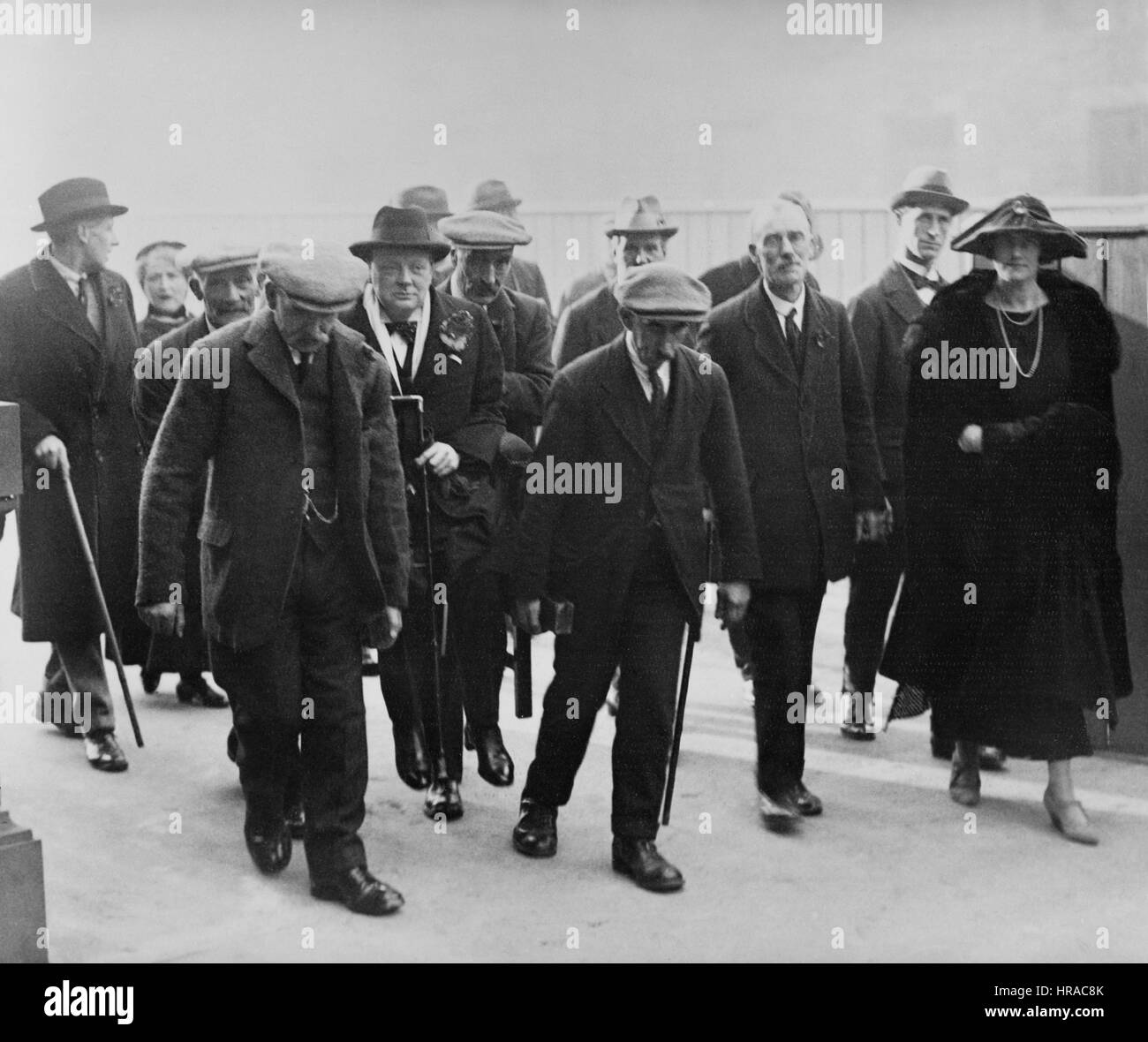 Novembre 1922 Lady Churchill con Winston Churchill viene trasportato su una sedia in Dundee, debole dopo un'operazione per rimuovere la sua appendice. Foto Stock