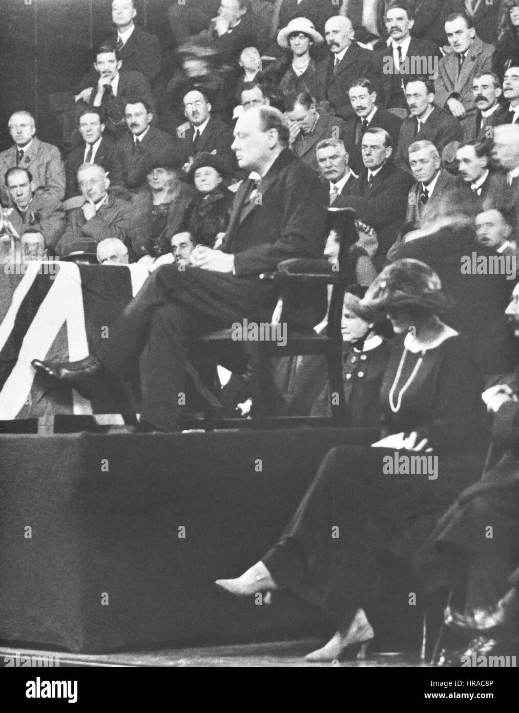 Novembre 1922 Winston Churchill di campagna elettorale in Scozia debole dopo il ripristino da un'operazione per rimuovere la sua appendice. Signora Churchill seduto. Foto Stock
