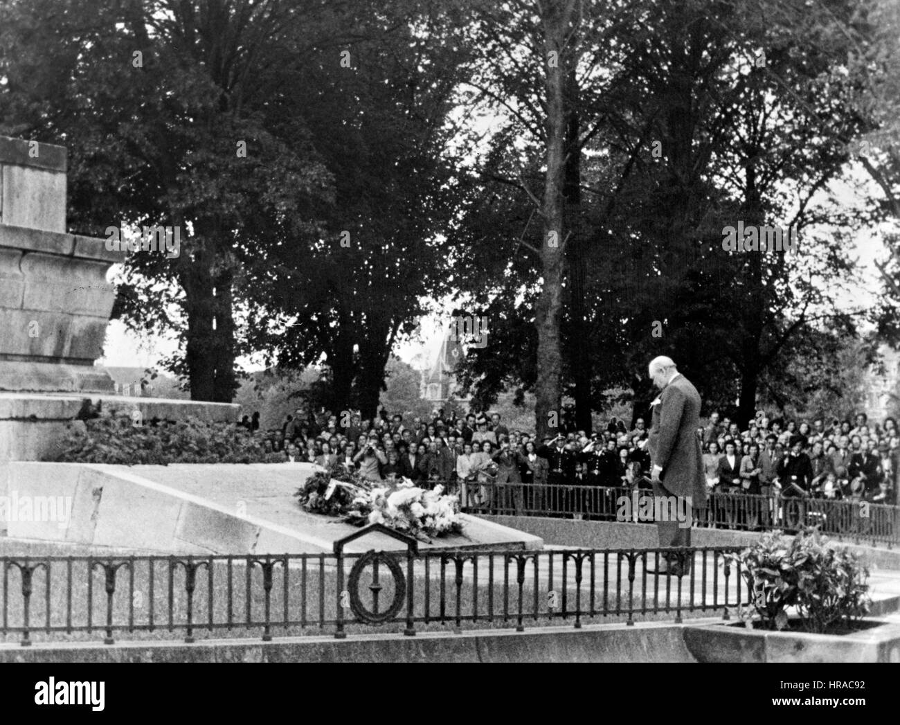 Winston Churchill pagando i suoi rispetti al primo WW monumento alla Regina Victoria's Riffles, collina 60, Belgio Foto Stock