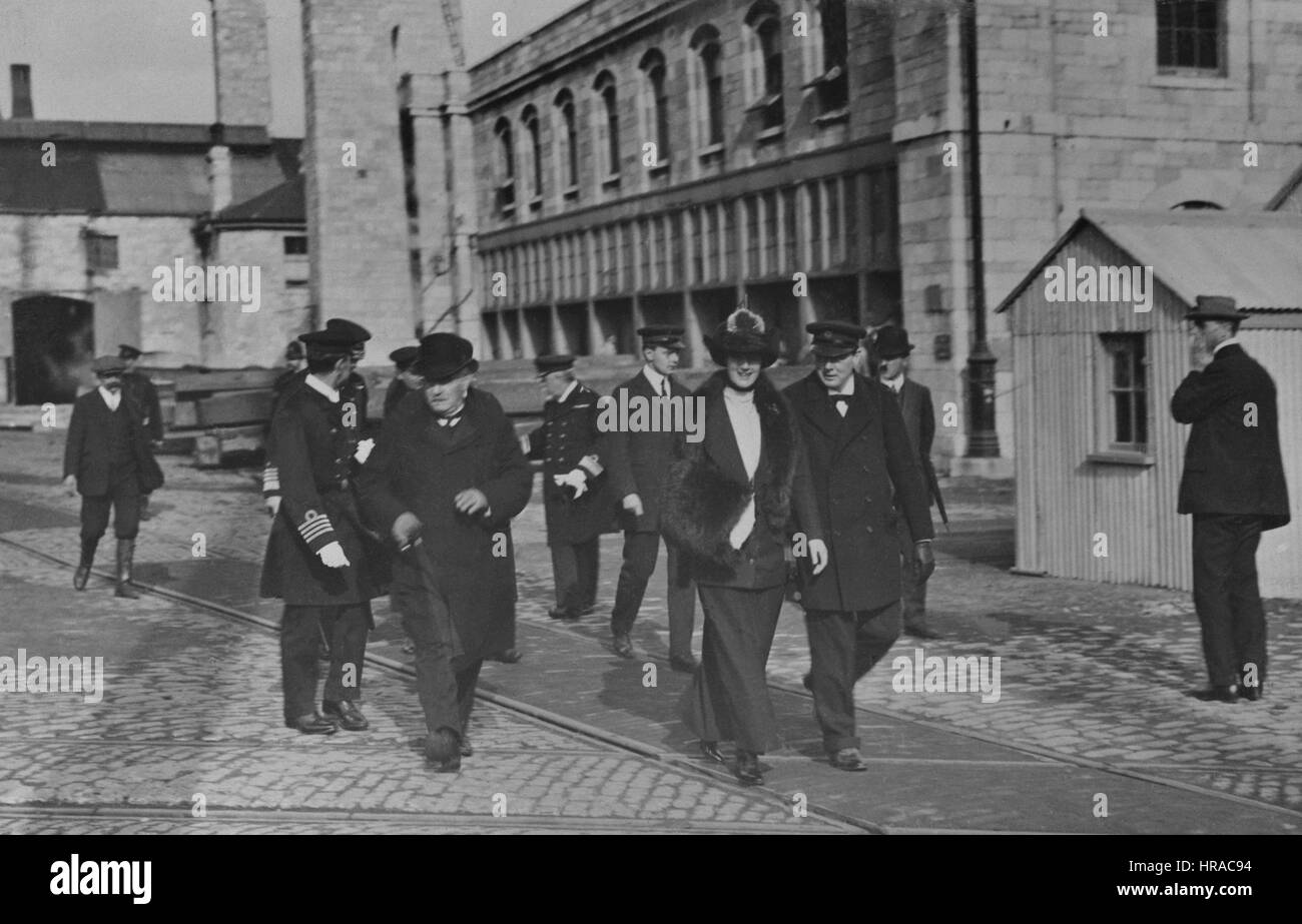 Winston Churchill e altri dignitari in visita di lavoratori presso un cantiere navale 1920 Foto Stock