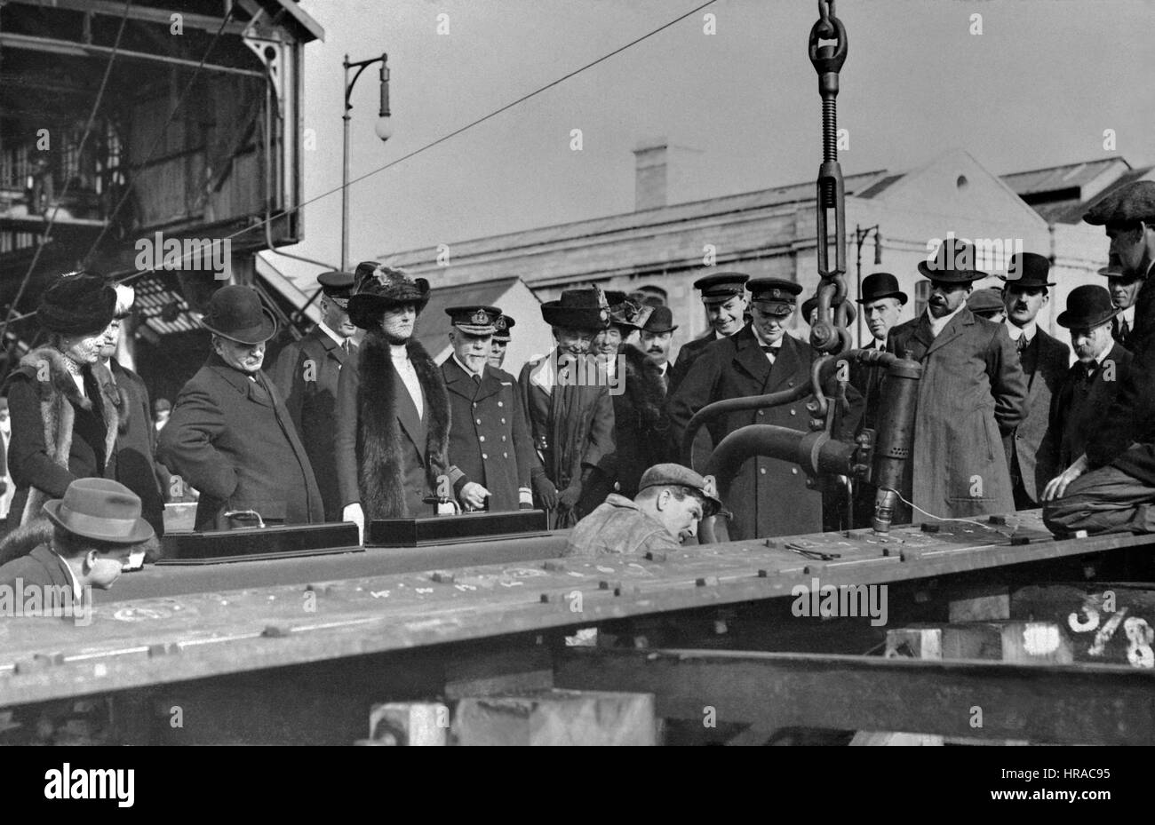 Winston Churchill e altri dignitari in visita di lavoratori presso un cantiere navale 1920 Foto Stock