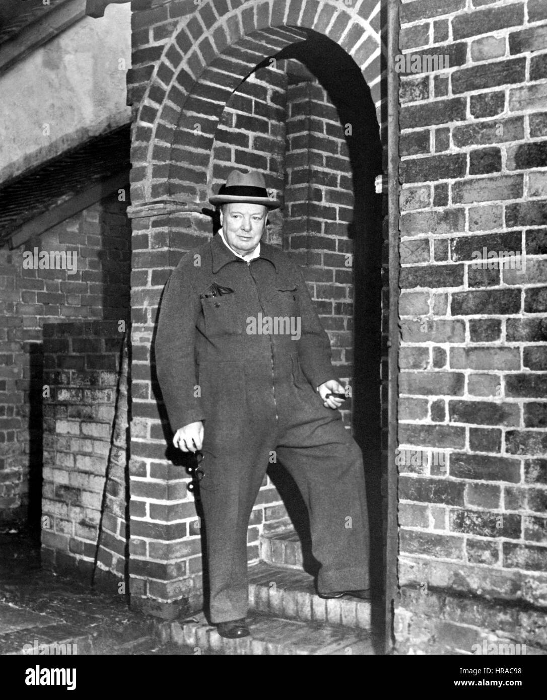 Winston Churchill rilassante in un abito sirena di fumare un sigaro Foto Stock