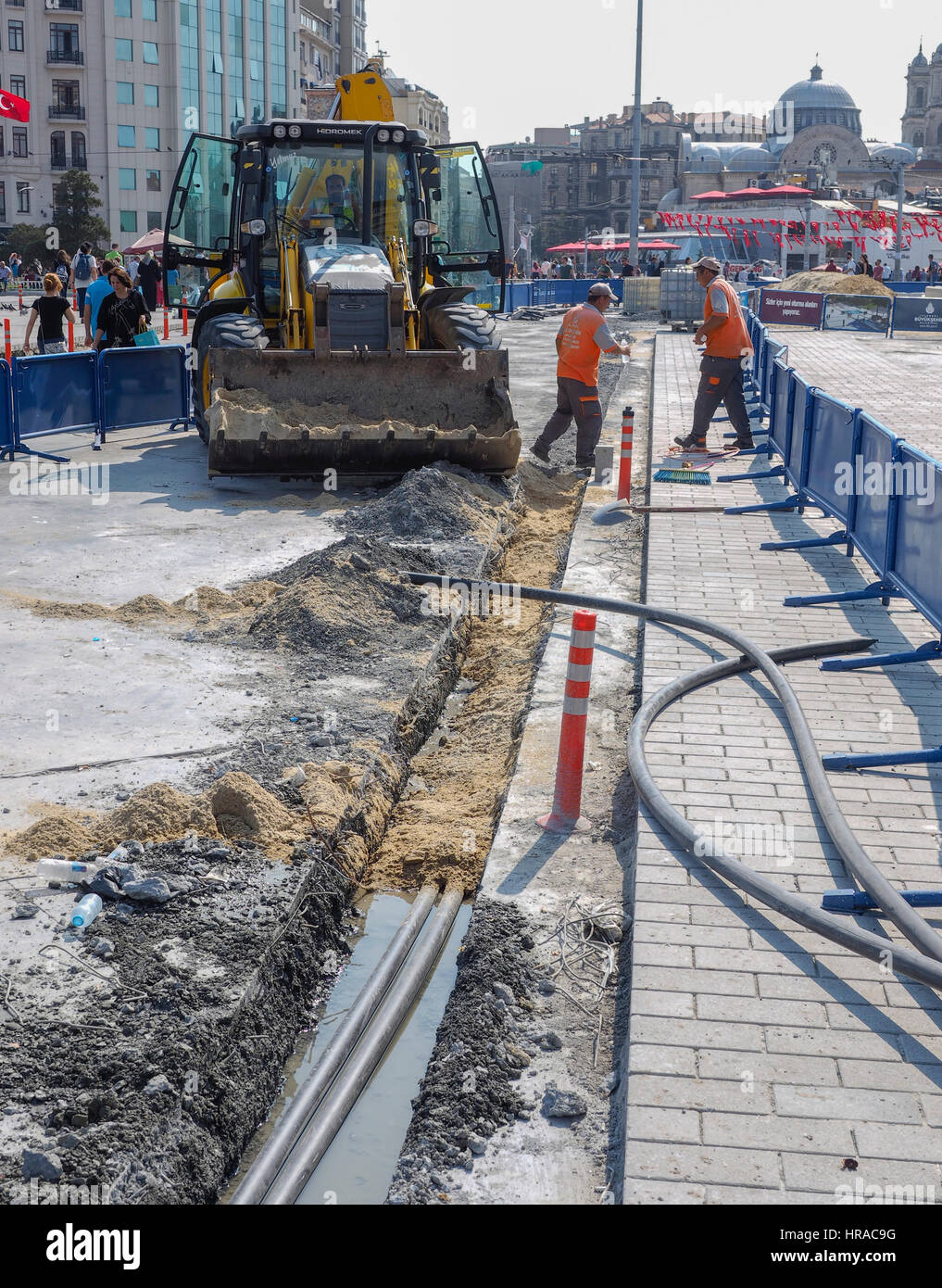 I LAVORATORI COINVOLTI CON LA POSA DI sotto la superficie le tubazioni al sito nelle vicinanze di Piazza Taksim Istanbul TURCHIA Foto Stock