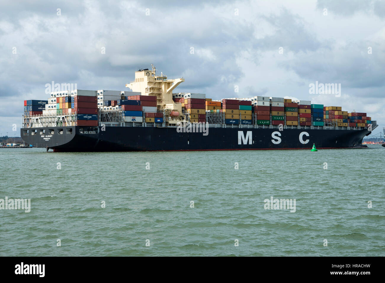 MSC nave portacontainer Albany arrivando a Southampton il 28 Febbraio 2017 da Tangeri frequentato da due barche rimorchiatore Foto Stock