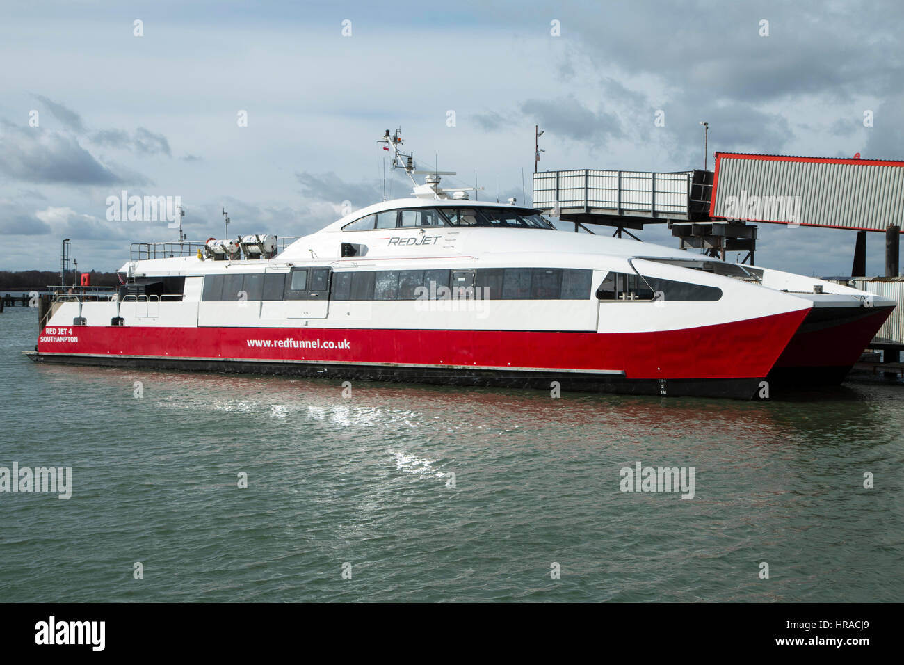 Imbuto Rosso il traghetto veloce, Jet rosso 4, ancorato in città Quay Southampton Foto Stock