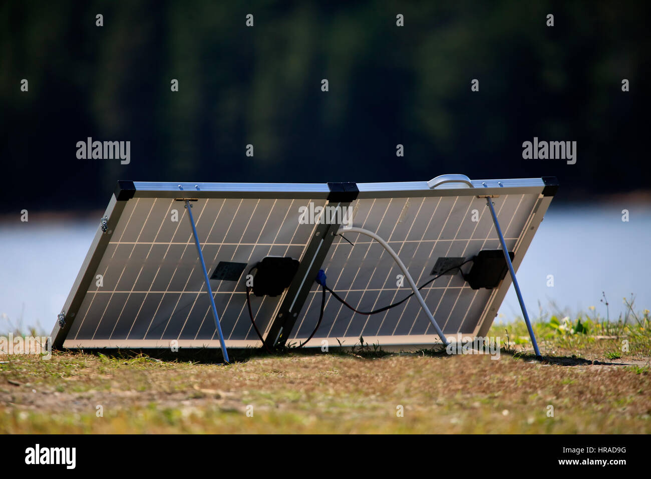 Attrezzature per il campeggio per energia solare in montagna. Foto Stock