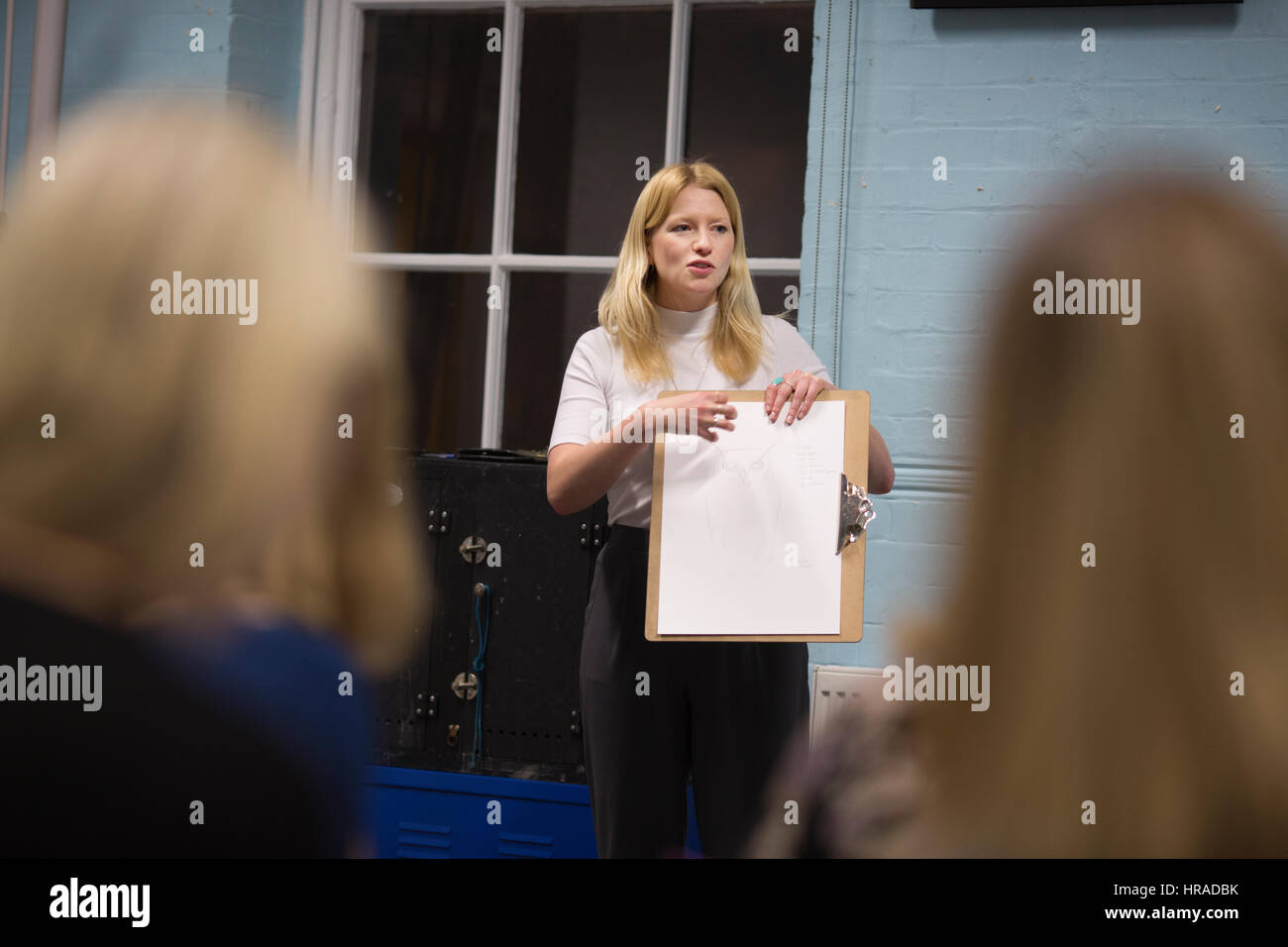 Le persone che frequentano una serata di vita arte disegno classe gestito da Jennie Webber (31), disegno Bengala eagle-civette e altri animali selvatici, London, Regno Unito Foto Stock