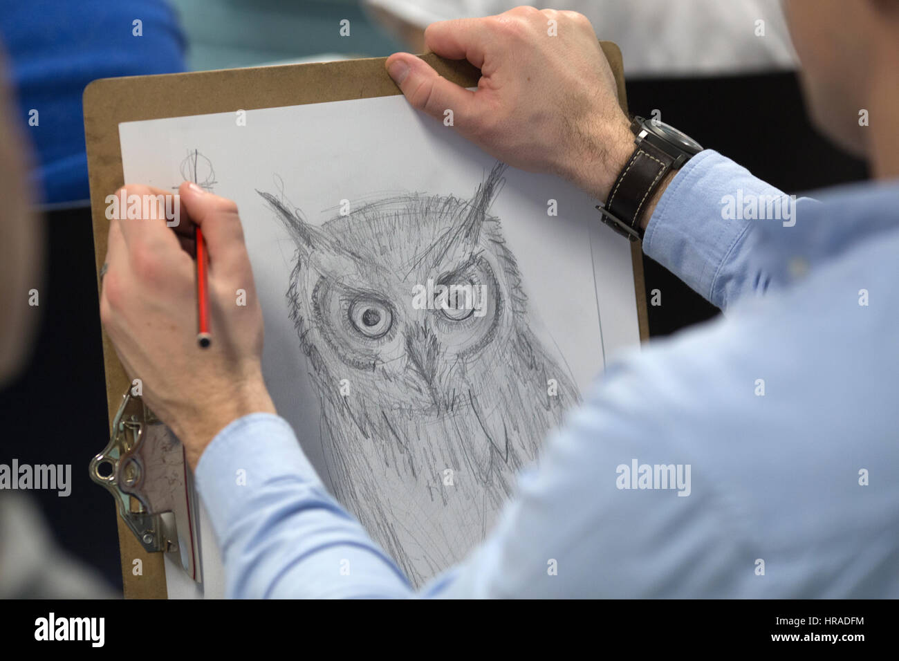 Le persone che frequentano una serata di vita arte disegno disegno classe Bengala eagle-civette e altri animali selvatici, London, Regno Unito Foto Stock