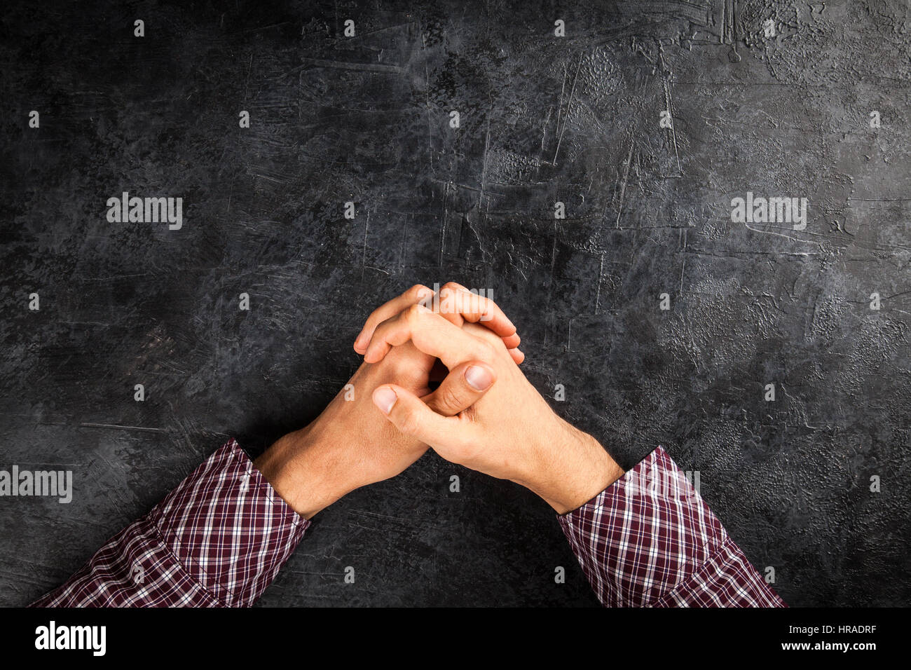 Mani maschio su sfondo scuro Foto Stock