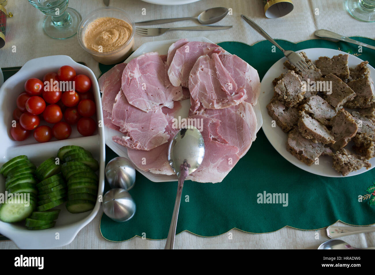 Piastre di affettati e verdure a un boxing day pranzo a buffet. Foto Stock