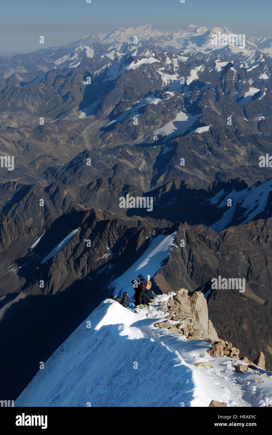 Gli alpinisti sul vertice ridge og Huayna Potosi sulle Ande boliviane Foto Stock