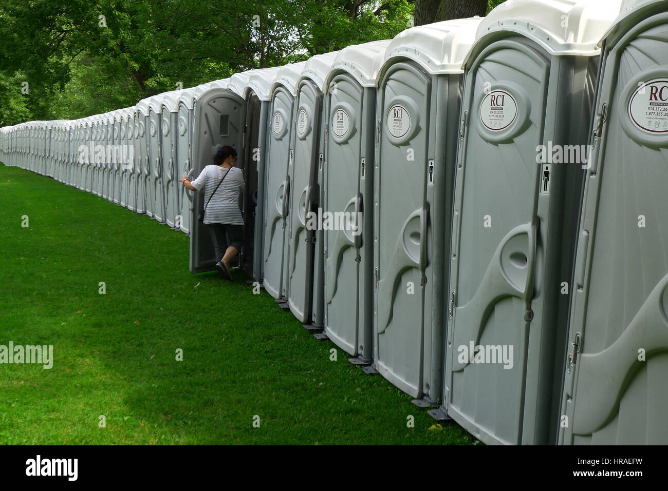 Una lunga fila di bagni portatili in Parc LaFontaine in Montreal durante la maratona di Montreal Foto Stock