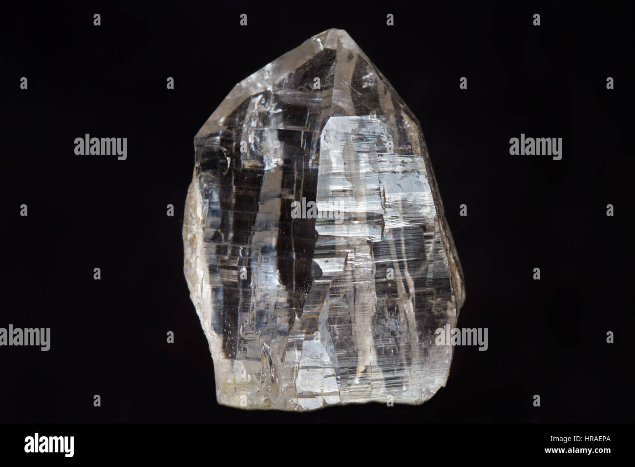 Quarzo trasparente cristallo su uno sfondo scuro Foto Stock