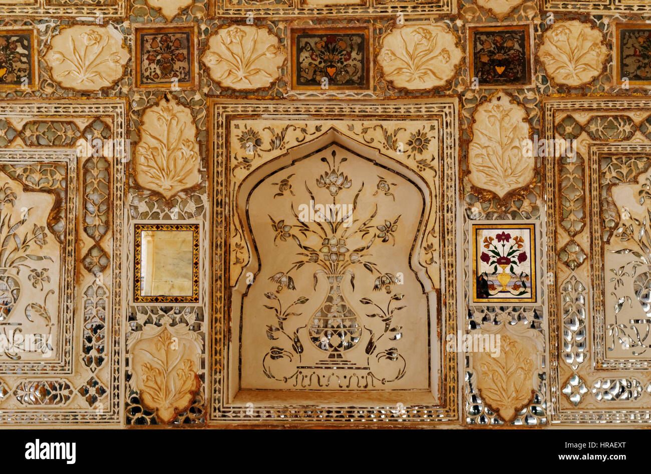 Marmo intricati e intarsi a specchio in Sheesh Mahal (Sala degli Specchi) dell'Amber Fort, a Jaipur, India Foto Stock