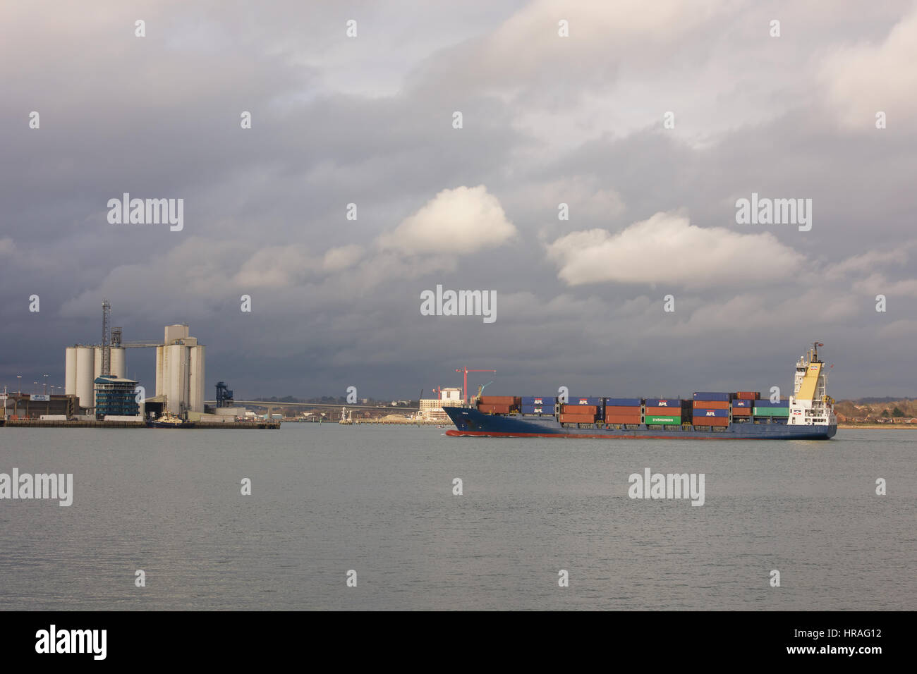 Contenitore nave " India " in acqua di Southampton, Hampshire, Inghilterra Foto Stock