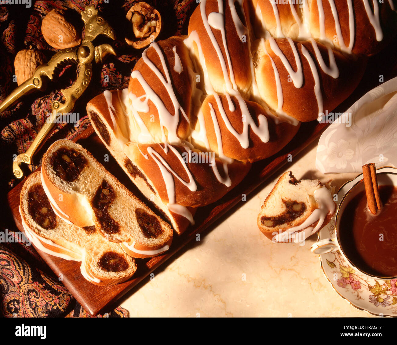 Frutta e il dado della treccia di pane Foto Stock