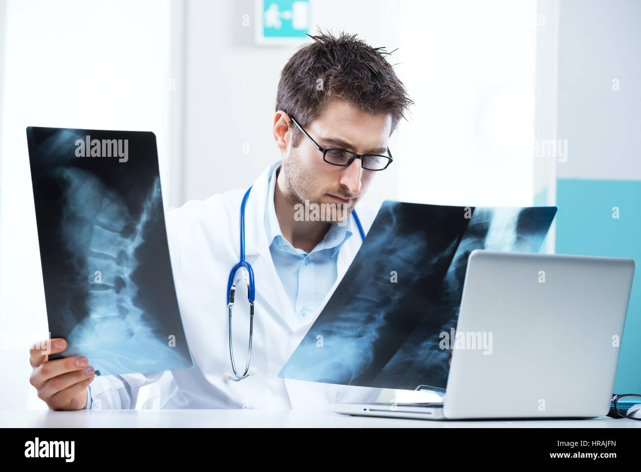 Professional radiologo esamina un'immagine a raggi X della colonna vertebrale umana. Foto Stock