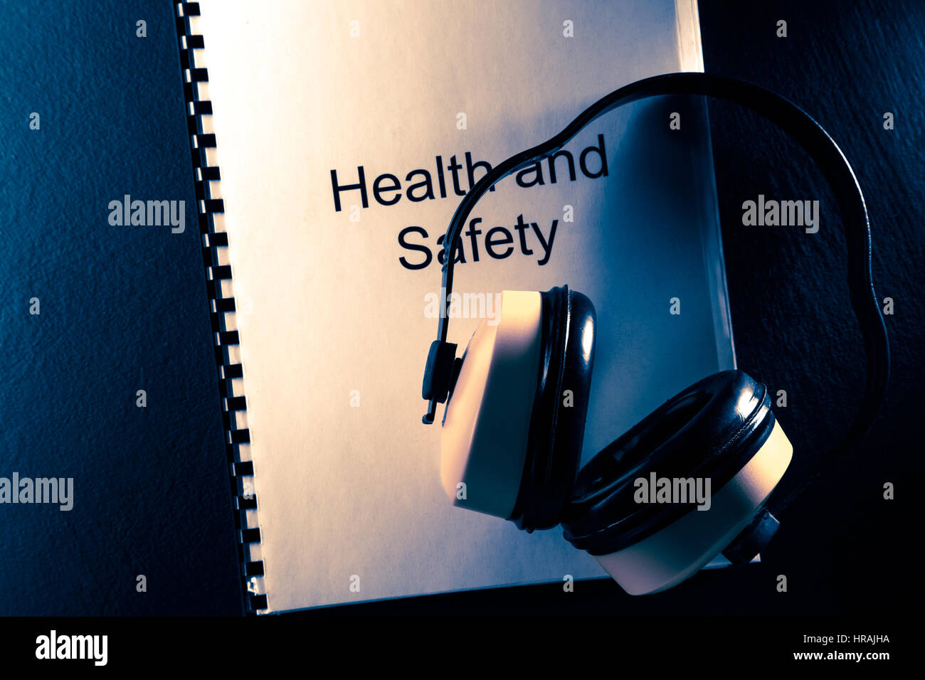 Sicurezza e salute documento con cuffie in tonificante Foto Stock