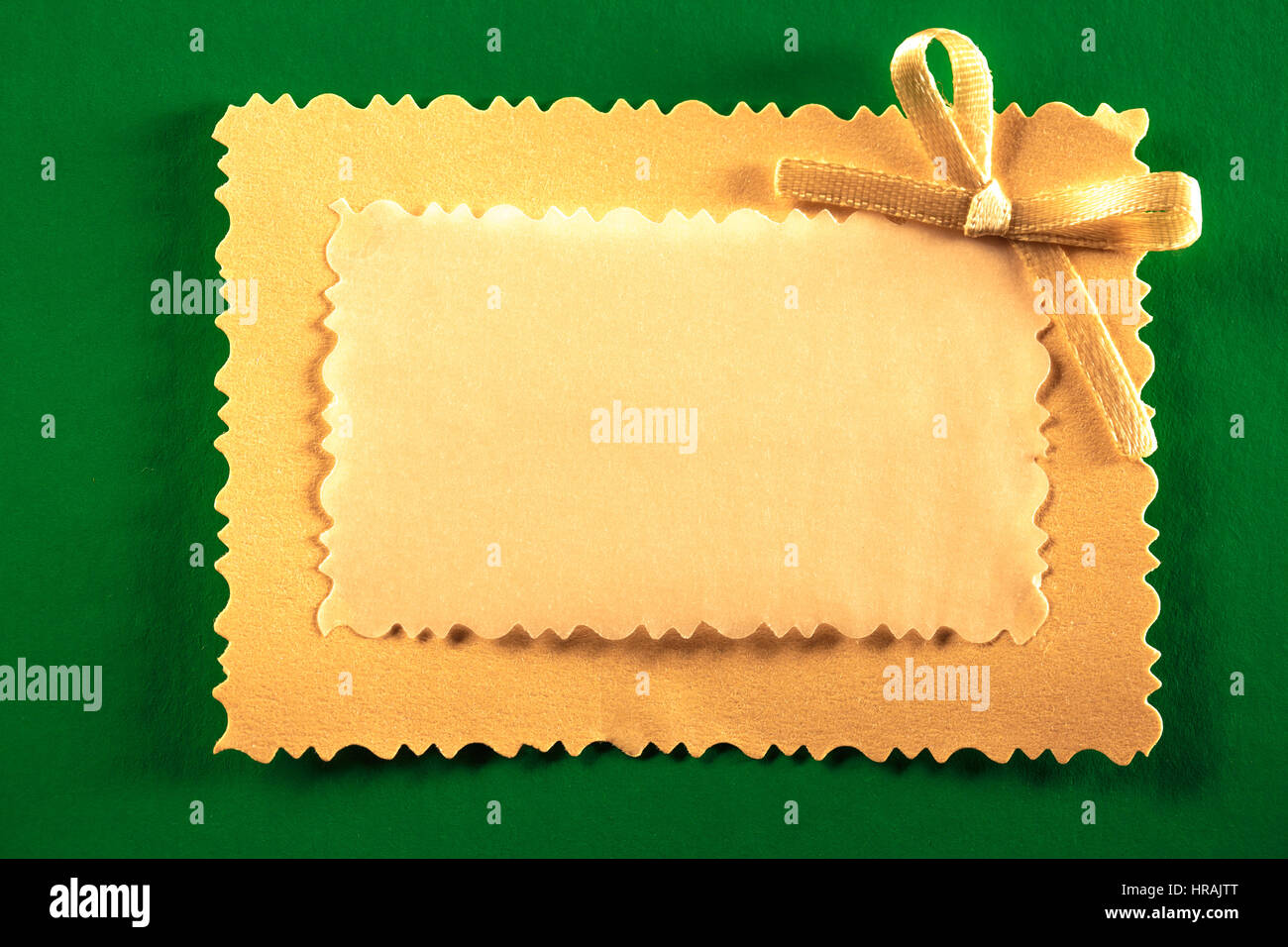 Bigliettino vuoto con fiocco decorativo Foto Stock