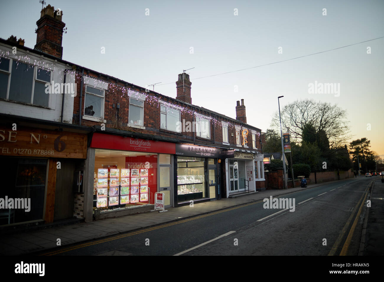 Alsager negozi del villaggio sulla strada di Crewe- Lawton Road East Cheshire, Inghilterra, Regno Unito. Foto Stock