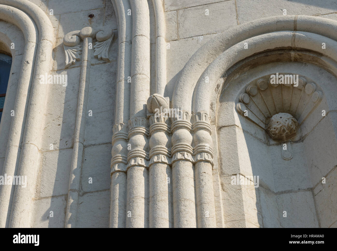 Close-up vista parziale della parete sud elevazione della vecchia chiesa di san Nina 1908-1912 di calcare locale in stile Byzantine-Georgian a Gaspra posizione su Foto Stock