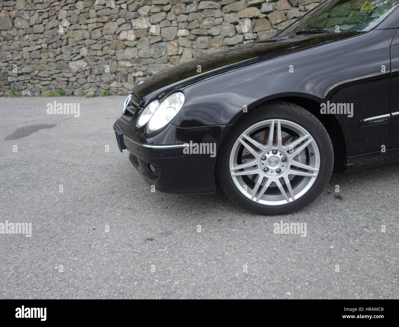 Paraurti anteriore con sensori di parcheggio - Fari allo xeno, sistema di  lavaggio- cofano e maschera anteriore - berlina di lusso - auto Mercedes  Benz W 209 - CLK - Germania Foto stock - Alamy