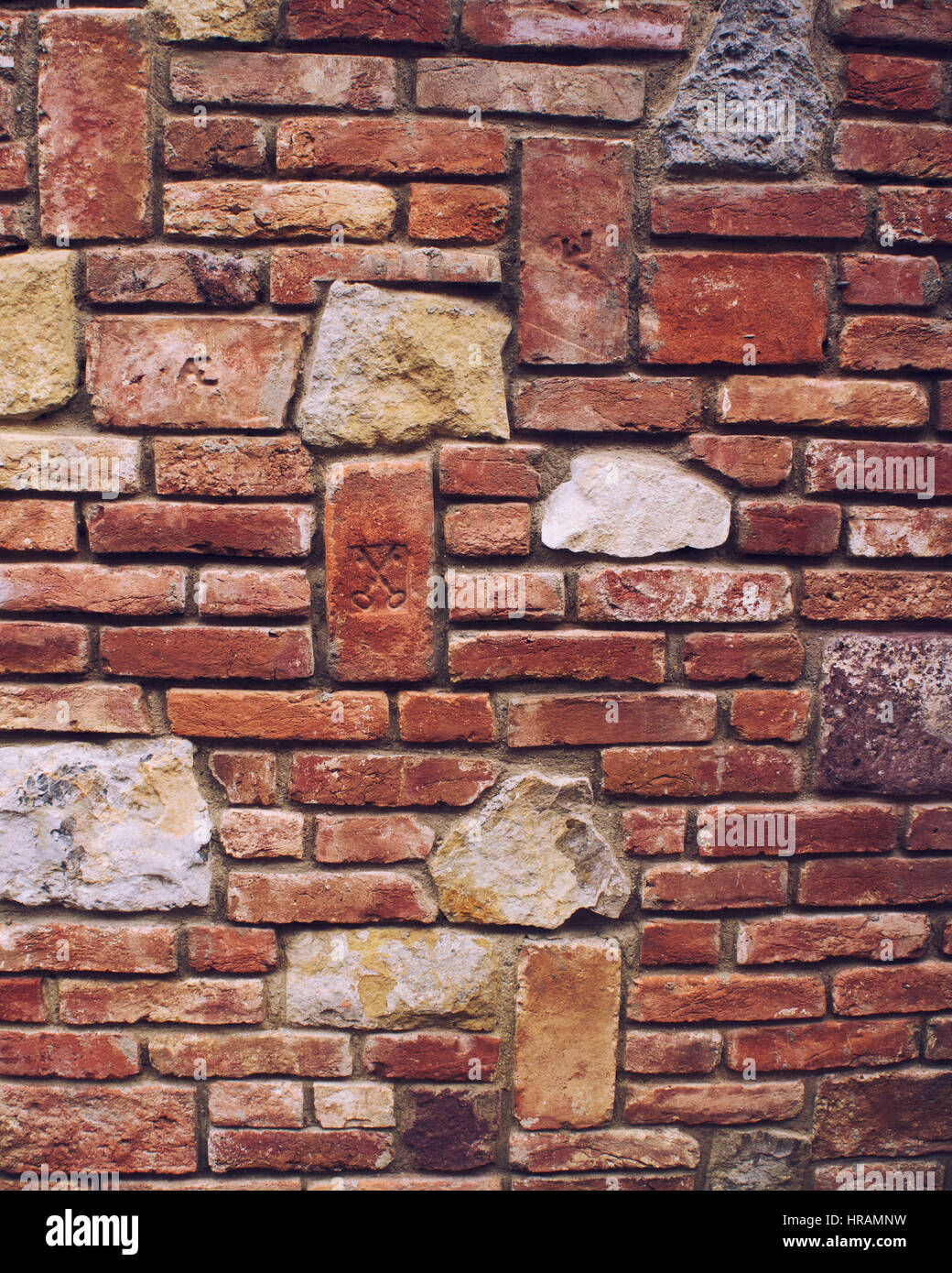 Muro di mattoni / muro di pietra closeup foto di sfondo texture. Filtro di colore gli effetti e alcuni bei film il rumore aggiunto Foto Stock