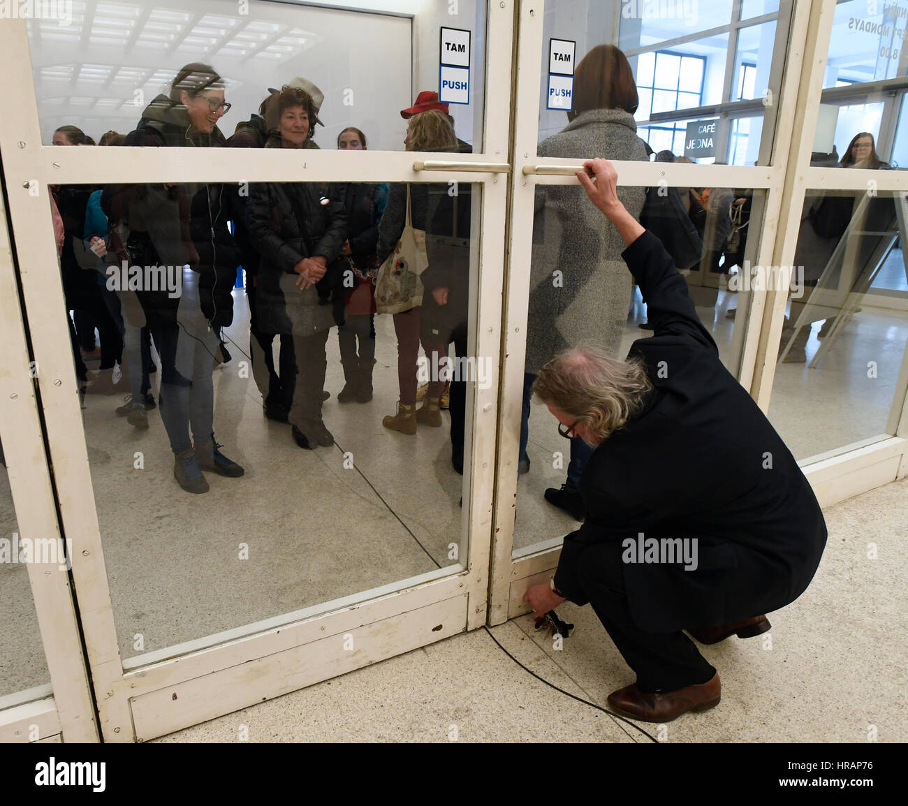 La Galleria Nazionale (NG) di Praga, che è stato chiuso durante il fine settimana per motivi di sicurezza, ha aperto i suoi locali al pubblico nuovamente a 10:00 di oggi, martedì 28 febbraio, 2017. La NG ha dovuto inaspettatamente vicino a causa della sua controversia con il ABAS Gestione IPS security agency che si era ritirata da un contratto con essa. La NG cambiato un agenzia di sicurezza di custodire i suoi edifici lunedì. Il numero standard di una sessantina di guardie di sicurezza sarà aumentata per eventi speciali e mostre temporanee. Il NG in treno le guardie se stessa per aumentare la loro consapevolezza di artefatti che stanno guardando. NG gen. Foto Stock