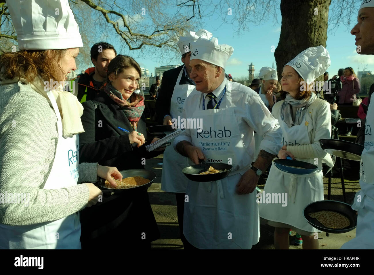 Londra, Regno Unito. 28 Feb, 2017. Pancake gara tra MP, signori e il supporto per raccogliere fondi per la riabilitazione di una carità che che aiuta le persone con disabilità fisiche e mentali. Credito: claire doherty/Alamy Live News Foto Stock