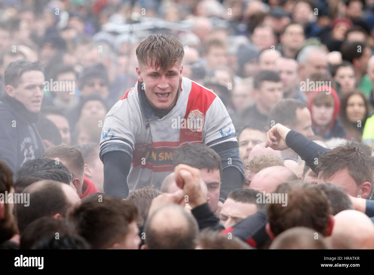 Ashbourne, Regno Unito. 28 Feb, 2017. Royal Shrovetide Football, Ashbourne, 28 febbraio 2017. Credito: Richard Holmes/Alamy Live News Foto Stock