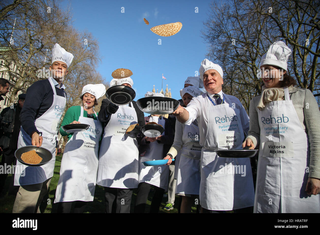 Torre di Victoria Gardens, Londra, Regno Unito. 28 Feb, 2017. Clive Lewis, Catherine McKinnell, Tim botesdale, Tracey Crouch, Vederema Kennedy, Steve Pound, Victoria Atkins. Signori parlamentari e membri del team di supporto prendere parte a pancake race - festeggia 20 anni di capovolgimento per la riabilitazione della carità e il suo lavoro con le persone disabili. Credito: Dinendra Haria/Alamy Live News Foto Stock