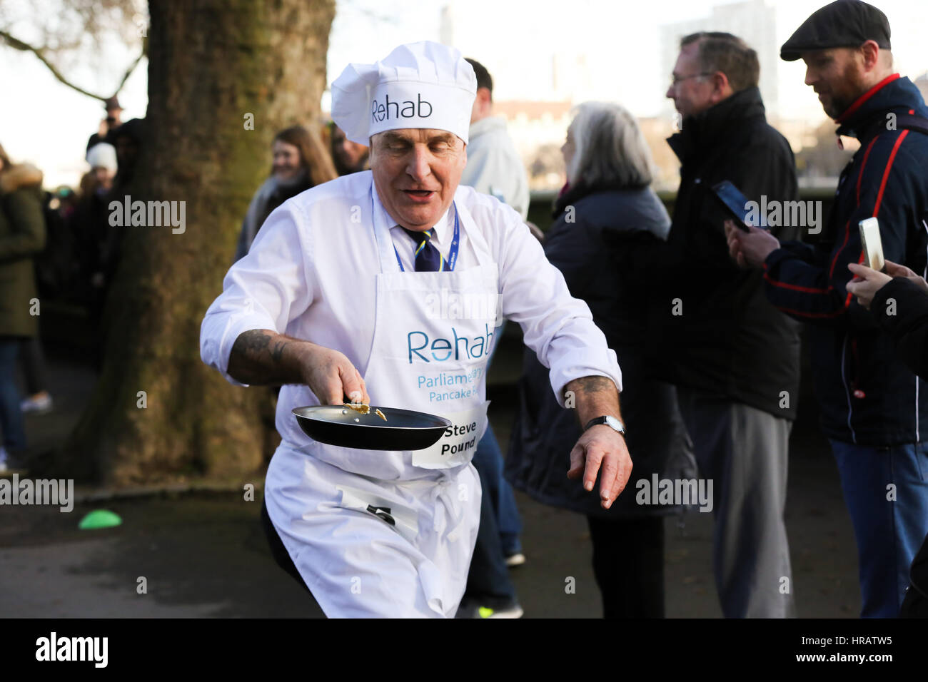 Torre di Victoria Gardens, Londra, Regno Unito. 28 Feb, 2017. Steve Pound MP. Signori parlamentari e membri del team di supporto prendere parte a pancake race - festeggia 20 anni di capovolgimento per la riabilitazione della carità e il suo lavoro con le persone disabili. Credito: Dinendra Haria/Alamy Live News Foto Stock