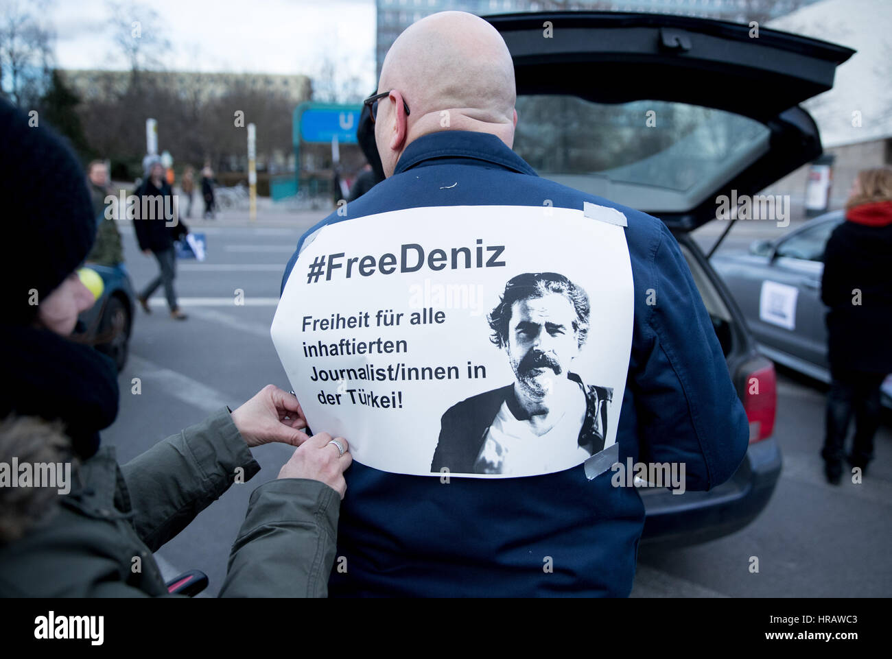 I manifestanti con segni raffiguranti Turkish-German giornalista Deniz Yücel, un corrispondente per il giornale tedesco 'Die Welt" e lo slogan "Libertà per tutti i giornalisti imprigionati in Turchia!" a Berlino, Germania, 28 febbraio 2017. La detenzione di Yücel in Turchia ha innescato una ondata di protesta da parte del governo, dei partiti politici e dei giornalisti di associazioni. Foto: Kay Nietfeld/dpa Foto Stock