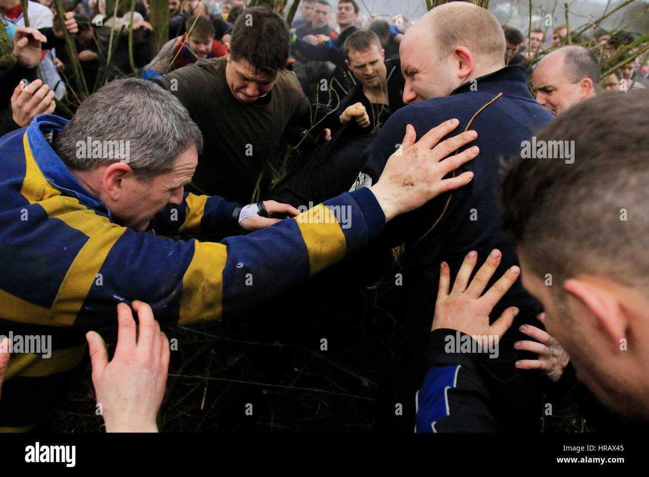 Ashbourne, Regno Unito. 28 Feb, 2017. Royal Shrovetide Football, Ashbourne, 28 febbraio 2017. Credito: Richard Holmes/Alamy Live News Foto Stock