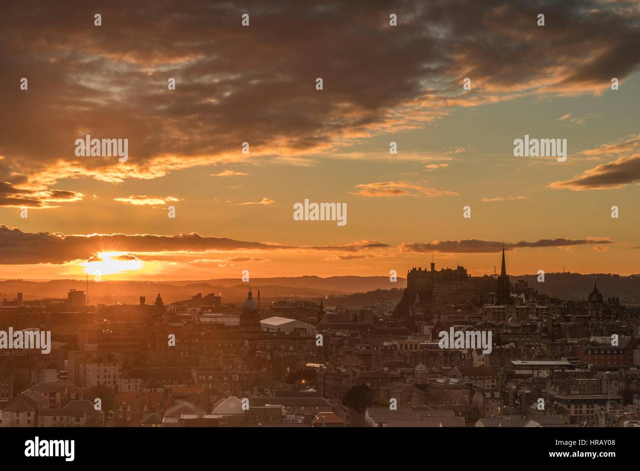 Edinburgh, Regno Unito. 28 Feb, 2017. Regno Unito Meteo. Il sole tramonta su Edinburgo Credito: ricca di Dyson/Alamy Live News Foto Stock