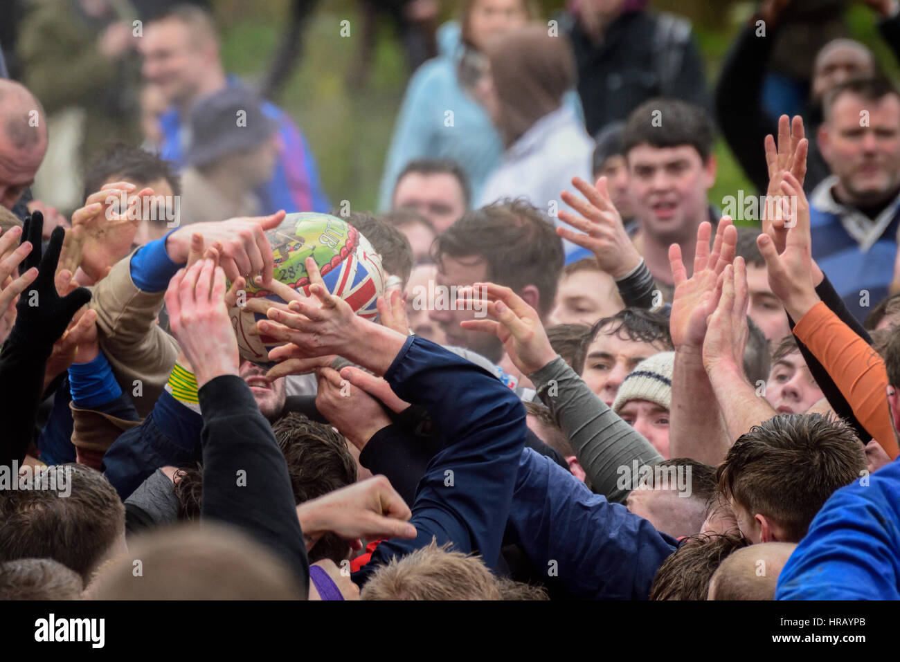 Ashbourne, Derbyshire, Regno Unito. 28 feb 2017. L annuale Shrovetide football ha avuto luogo oggi nel Derbyshire città mercato di Ashbourne. Fino, arti e verso il basso, le carte stanno facendo battaglia in un gioco che potrebbe andare avanti fino alle 10.00pm stasera, oppure fino a quando una sfera è imprigionato nel fiume Henmore. Credito: Ian Francesco/Alamy Live News Foto Stock