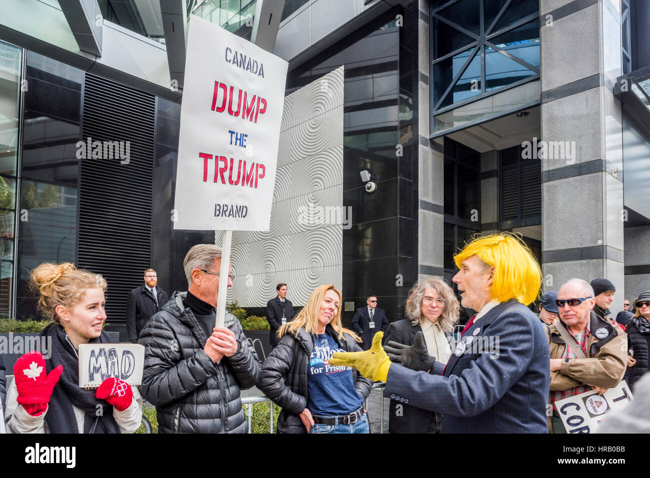 Vancouver, Canada. 28 Feb, 2017. Anti-Trump contestatori. Il Trump Hotel Tower apertura ufficiale, Vancouver, British Columbia, Canada. Credito: Michael Wheatley/Alamy Live News Foto Stock