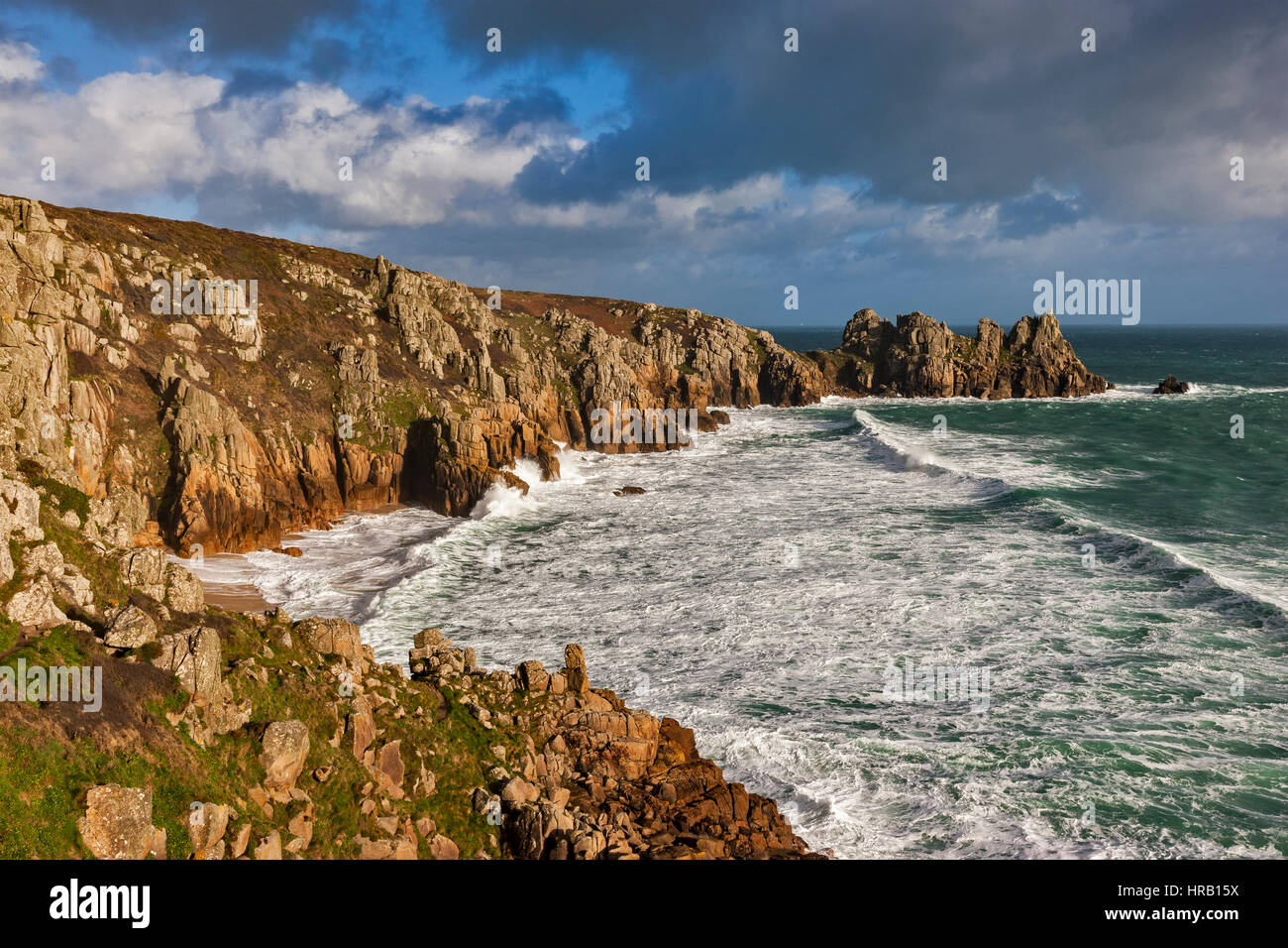 Pedn Vounder Spiaggia dalla scogliera. Il 28 febbraio 2017. Dark nuvole temporalesche passando sopra. Con il bel sole d'inverno e una marea. © Barry Bateman Foto Stock