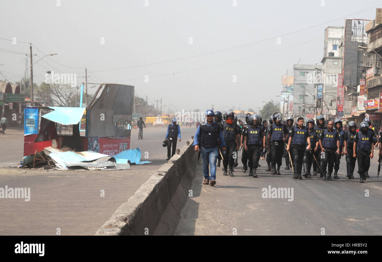 Dacca in Bangladesh. 1 Mar, 2017. 01 marzo 2017 Dhaka, Bangladesh '"' del Bangladesh azione rapida battaglione forza di polizia membri marzo in strada durante la countrywide sciopero dei trasporti a Dhaka il 1 marzo 2017. Centinaia di piloti hanno portato i servizi di trasporto in tutto il Bangladesh per una sosta per il secondo giorno consecutivo oltre l'incarcerazione di un collega la messa in scena di una massa a colpire il paese più grande stazione degli autobus. © Monirul Alam Credito: Monirul Alam/ZUMA filo/Alamy Live News Foto Stock