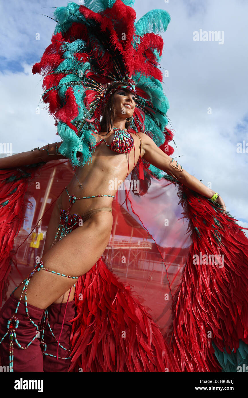 Porto di Spagna, Trinidad. Il 28 febbraio 2017. Masqueraders con Harts presente "Ultra Violet Jungle' nel Queen's Park Savannah durante Trinidad Carnevale a Febbraio 28, 2017 a Porto Spagna, Trinidad. (Foto di Sean I draghetti/Alamy Live News) Foto Stock