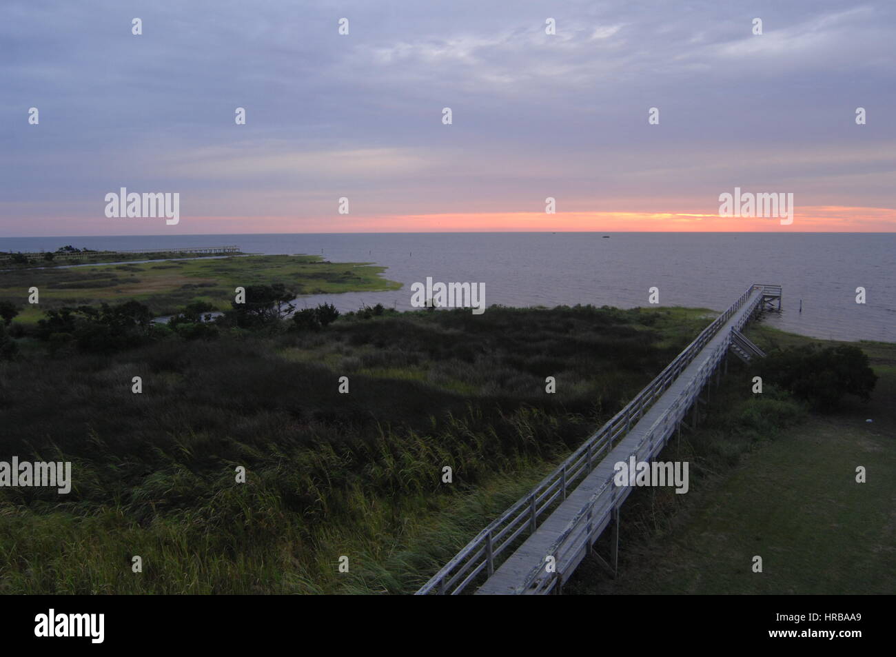 Drammatico tramonto sul molo pesca Pamlico Sound, Outer Banks, Carolina del Nord Foto Stock